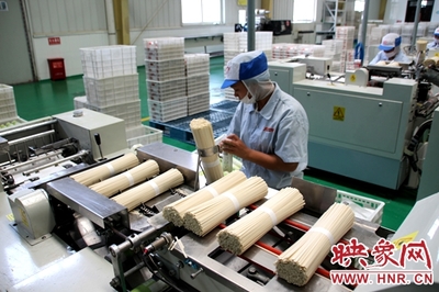 遂平振興路 品牌引領(lǐng)產(chǎn)業(yè)升級，企業(yè)擔(dān)當(dāng)就業(yè)民生，農(nóng)特產(chǎn)品暢銷四方