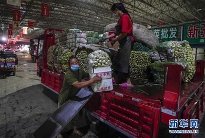 夜訪烏魯木齊“新聯市場” 燈火通明中的食品銷售圖景