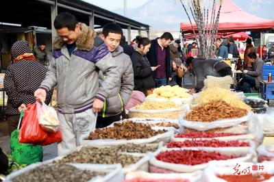 迎新春食品銷售紅火，佳節市場年味濃